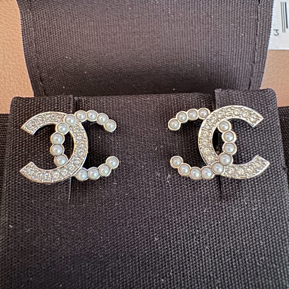 💯 Authentic Chanel CC Pearl Crystal Earrings 24S collection
